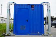 Container with self-lifting legs