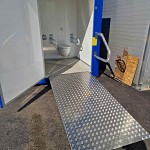 Sanitarni kontejner za osebe z gibalnimi ovirami