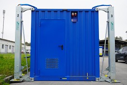 Container with self-lifting legs