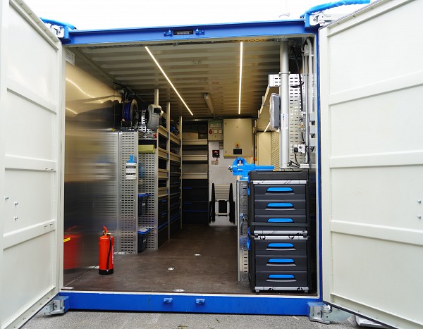 Container with self-lifting legs