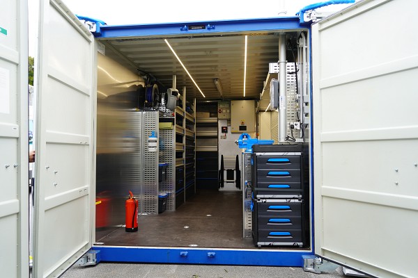 Container with self-lifting legs