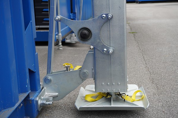 Container with self-lifting legs