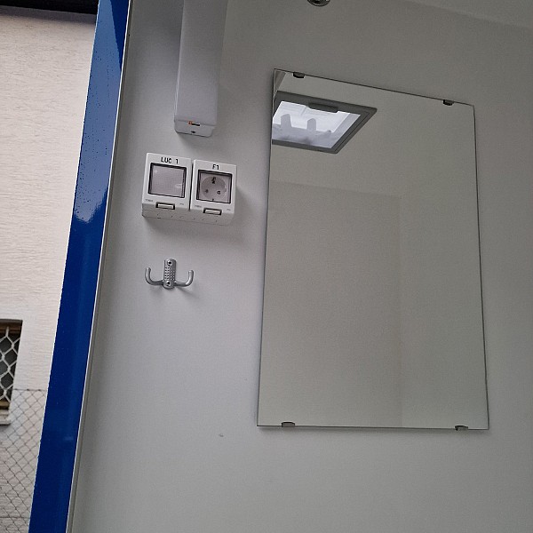Sanitarna prikolica - tuš modul