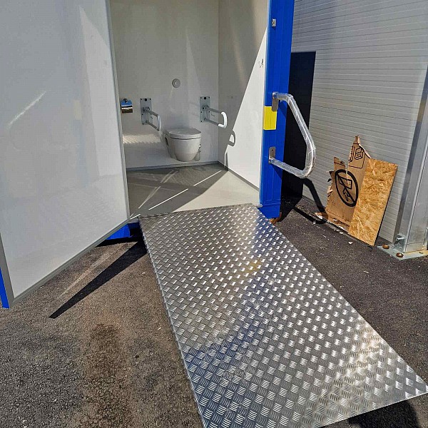 Sanitarni kontejner za osebe z gibalnimi ovirami