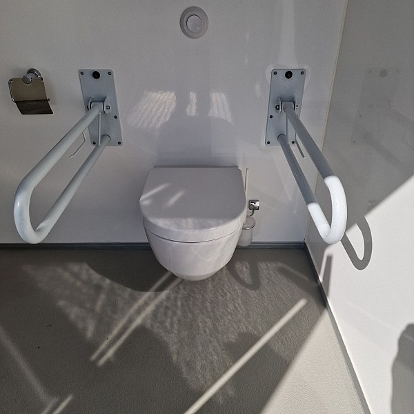 Sanitarni kontejner za osebe z gibalnimi ovirami