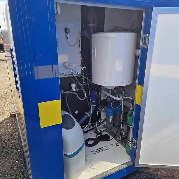 Sanitarni kontejner za osebe z gibalnimi ovirami